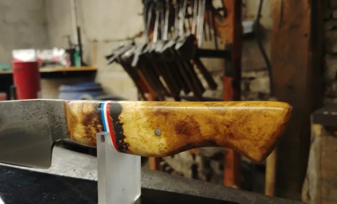 Un couteau de cuisine forgé à la main pendant un stage à l’atelier, Vielverge, O Feu Forgé