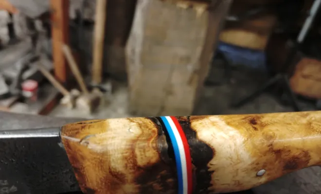 Un couteau de cuisine forgé à la main pendant un stage à l’atelier, Vielverge, O Feu Forgé