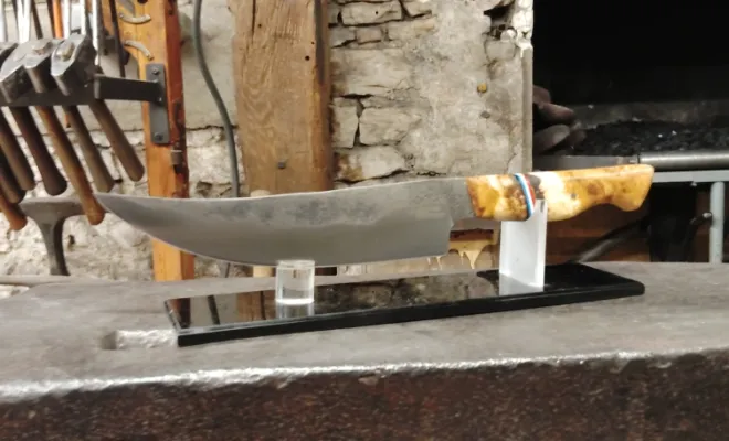 Un couteau de cuisine forgé à la main pendant un stage à l’atelier, Vielverge, O Feu Forgé