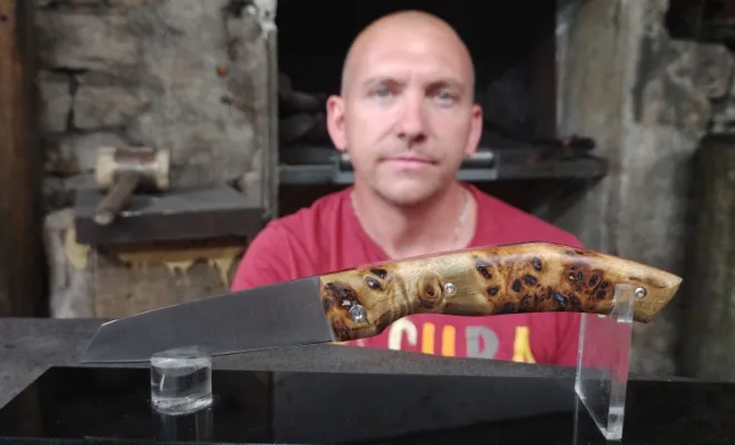 Franck : du soutien sur les réseaux à la création de son couteau pliant Hardi, Vielverge, O Feu Forgé