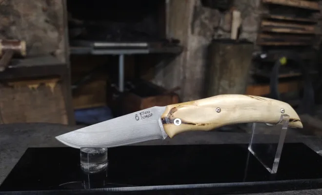 Emeric fabrique son couteau pliant Victorus en san-mai et racine de buis stabilisée, Vielverge, O Feu Forgé