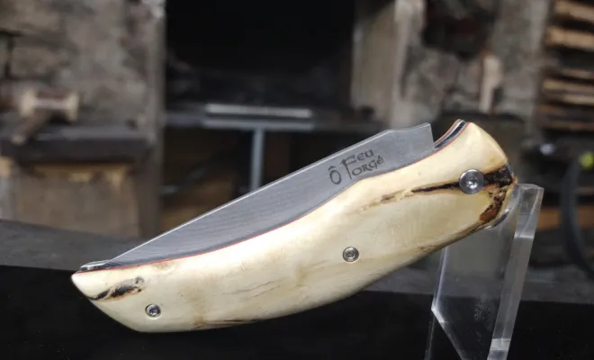 Emeric fabrique son couteau pliant Victorus en san-mai et racine de buis stabilisée, Vielverge, O Feu Forgé