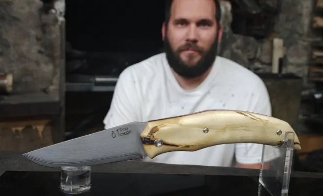 Emeric fabrique son couteau pliant Victorus en san-mai et racine de buis stabilisée, Vielverge, O Feu Forgé