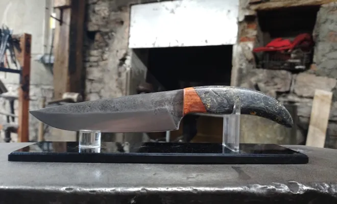 Hervé : une immersion au cœur de la forge pour fabriquer son couteau artisanal, Vielverge, O Feu Forgé