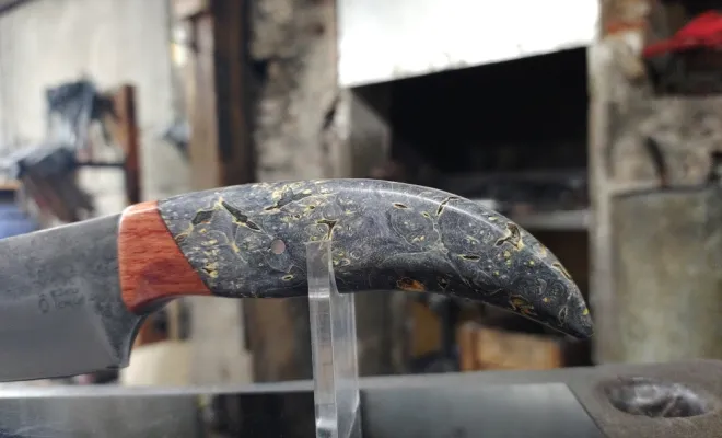 Hervé : une immersion au cœur de la forge pour fabriquer son couteau artisanal, Vielverge, O Feu Forgé