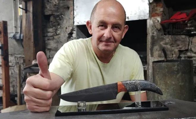 Hervé : une immersion au cœur de la forge pour fabriquer son couteau artisanal, Vielverge, O Feu Forgé