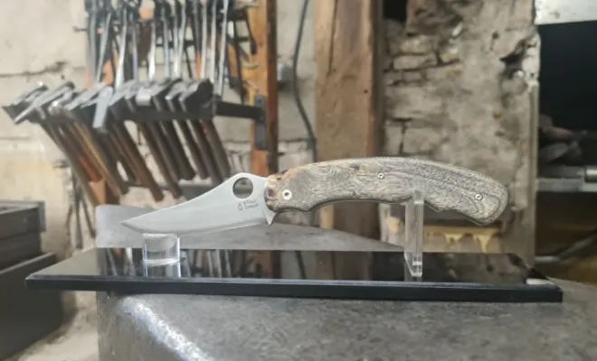 Slavko revient à l’atelier pour fabriquer son premier couteau pliant artisanalSlavko revient à l’atelier pour fabriquer son premier couteau pliant artisanal, Vielverge, O Feu Forgé