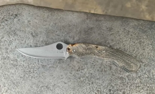 Slavko revient à l’atelier pour fabriquer son premier couteau pliant artisanalSlavko revient à l’atelier pour fabriquer son premier couteau pliant artisanal, Vielverge, O Feu Forgé