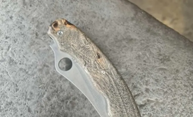 Slavko revient à l’atelier pour fabriquer son premier couteau pliant artisanalSlavko revient à l’atelier pour fabriquer son premier couteau pliant artisanal, Vielverge, O Feu Forgé