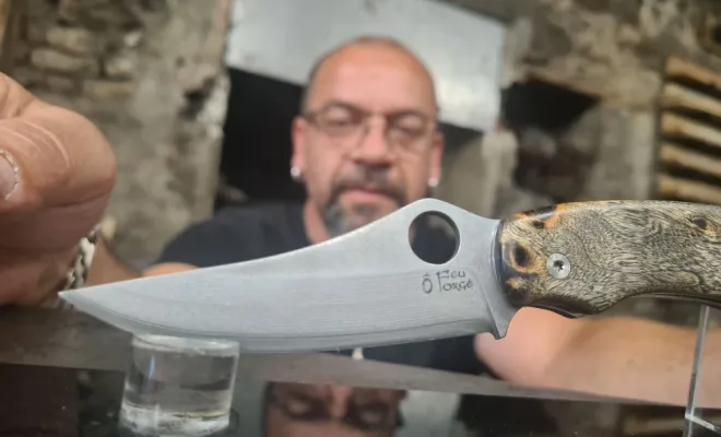 Slavko revient à l’atelier pour fabriquer son premier couteau pliant artisanalSlavko revient à l’atelier pour fabriquer son premier couteau pliant artisanal, Vielverge, O Feu Forgé